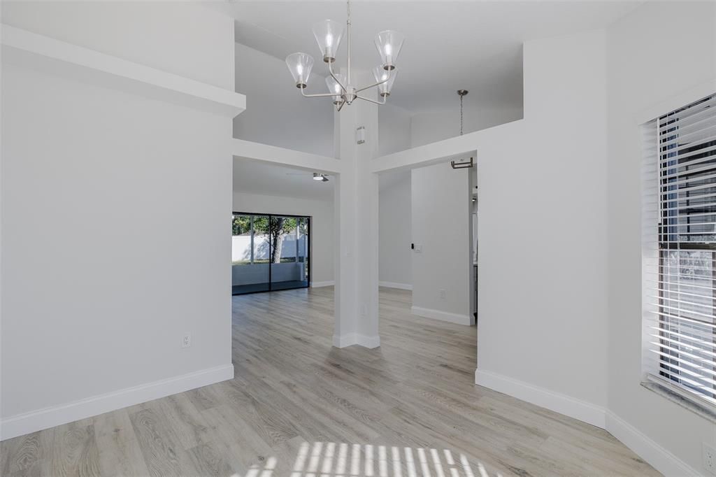 Под контрактом: $289,900 (3 спален, 2 ванн, 1523 Квадратных фут)