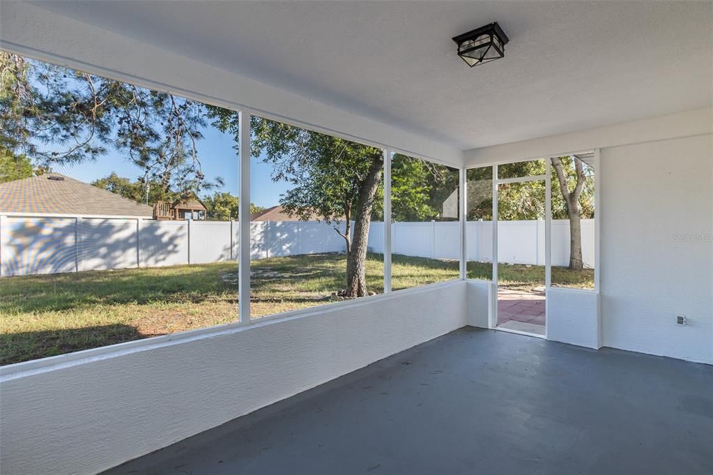 Под контрактом: $289,900 (3 спален, 2 ванн, 1523 Квадратных фут)