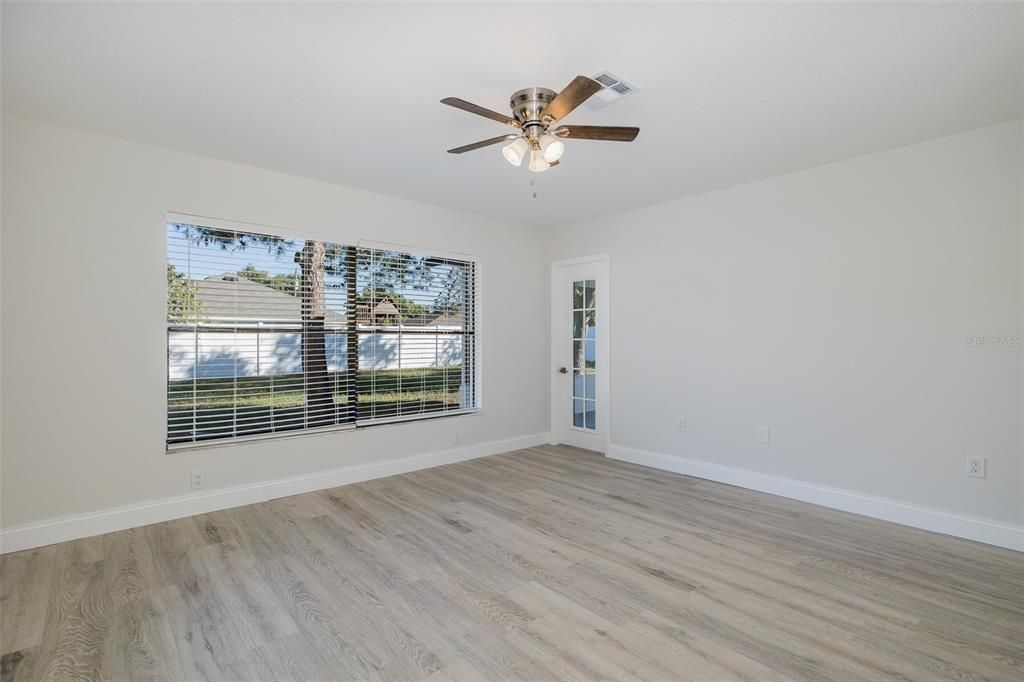 Под контрактом: $289,900 (3 спален, 2 ванн, 1523 Квадратных фут)