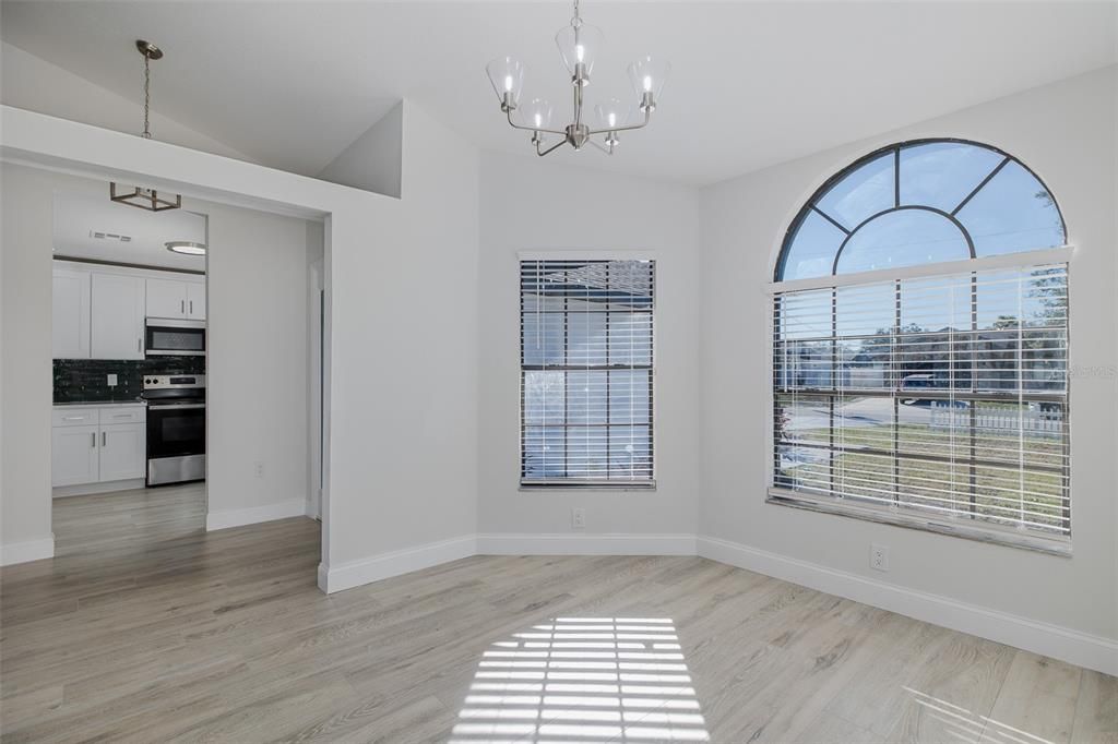 Под контрактом: $289,900 (3 спален, 2 ванн, 1523 Квадратных фут)