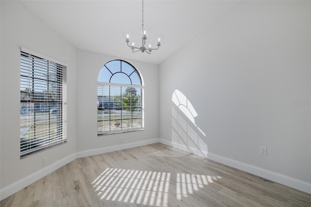 Под контрактом: $289,900 (3 спален, 2 ванн, 1523 Квадратных фут)