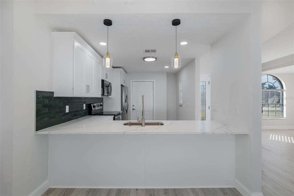 Под контрактом: $289,900 (3 спален, 2 ванн, 1523 Квадратных фут)