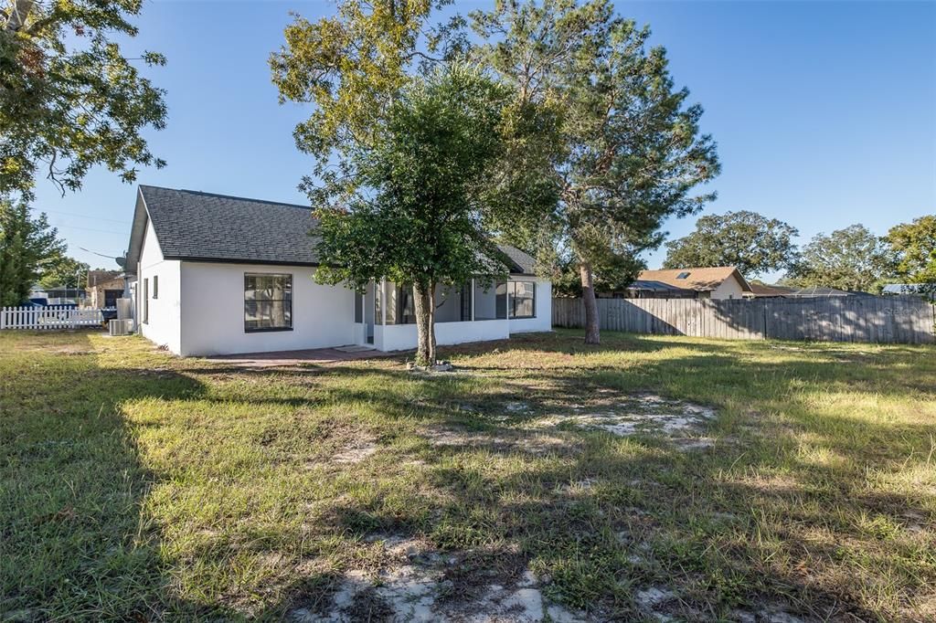 Под контрактом: $289,900 (3 спален, 2 ванн, 1523 Квадратных фут)