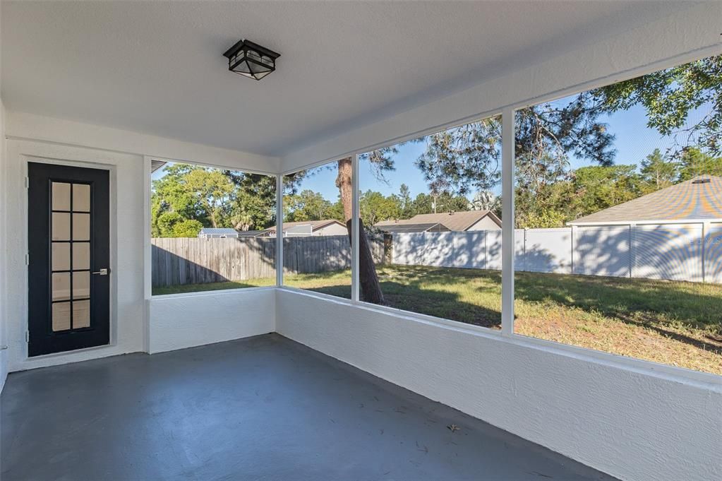 Под контрактом: $289,900 (3 спален, 2 ванн, 1523 Квадратных фут)