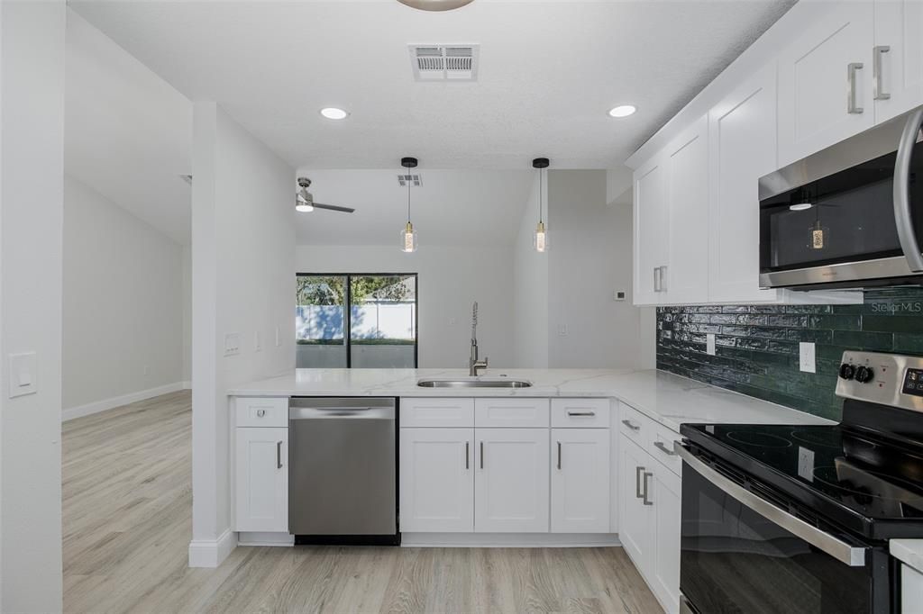 Под контрактом: $289,900 (3 спален, 2 ванн, 1523 Квадратных фут)