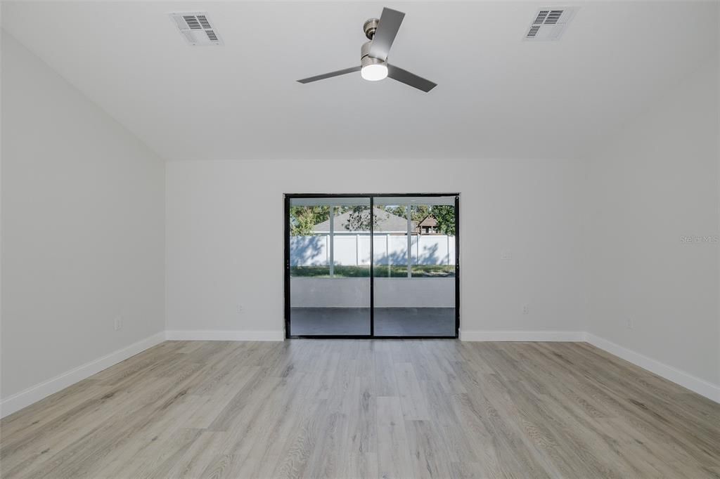 Под контрактом: $289,900 (3 спален, 2 ванн, 1523 Квадратных фут)