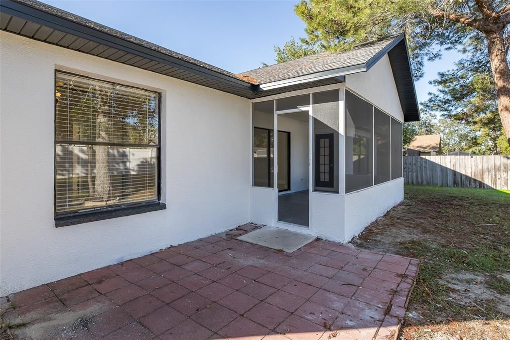 Под контрактом: $289,900 (3 спален, 2 ванн, 1523 Квадратных фут)