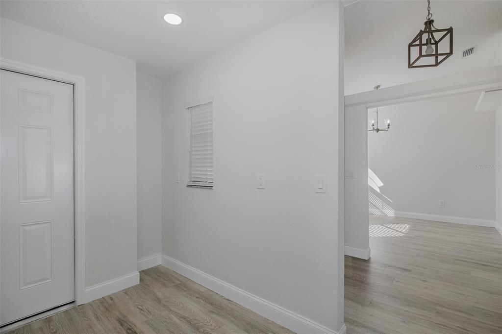 Под контрактом: $289,900 (3 спален, 2 ванн, 1523 Квадратных фут)