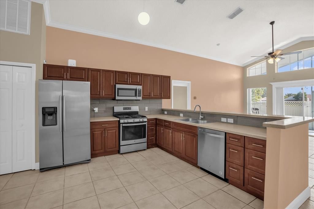 合同活跃: $269,900 (3 贝兹, 2 浴室, 1260 平方英尺)