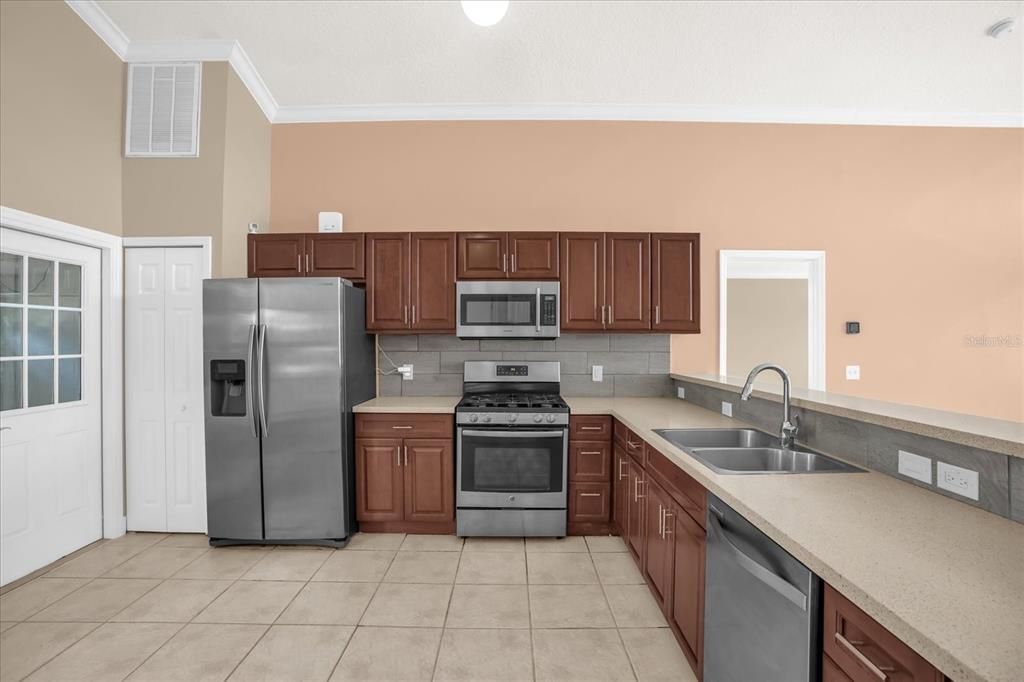 合同活跃: $269,900 (3 贝兹, 2 浴室, 1260 平方英尺)