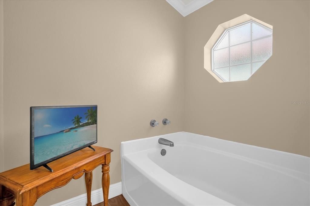 合同活跃: $269,900 (3 贝兹, 2 浴室, 1260 平方英尺)