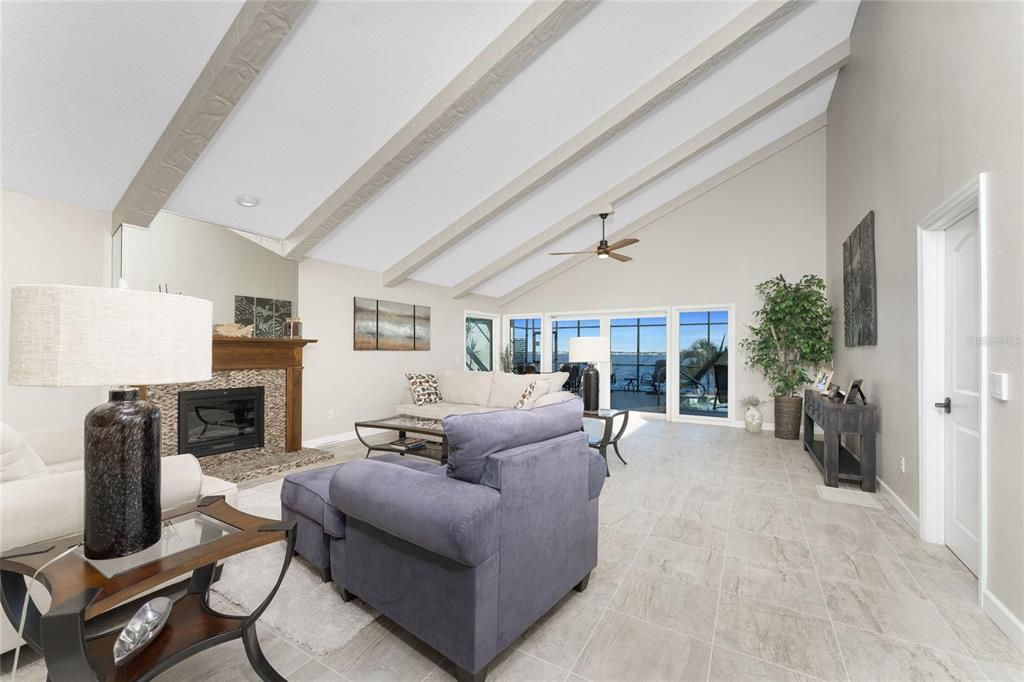 Activo con contrato: $499,000 (3 camas, 2 baños, 2164 Pies cuadrados)