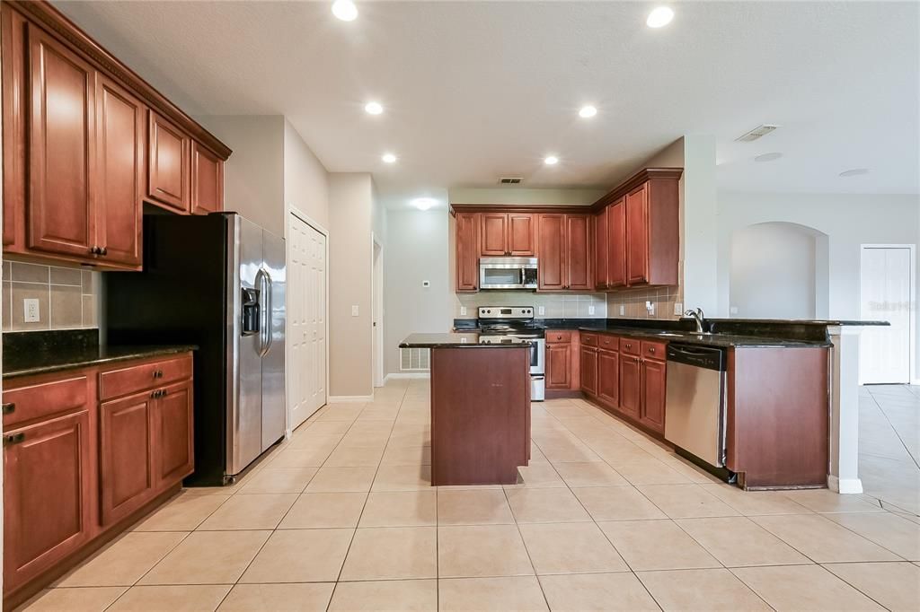 Activo con contrato: $474,000 (4 camas, 3 baños, 2574 Pies cuadrados)