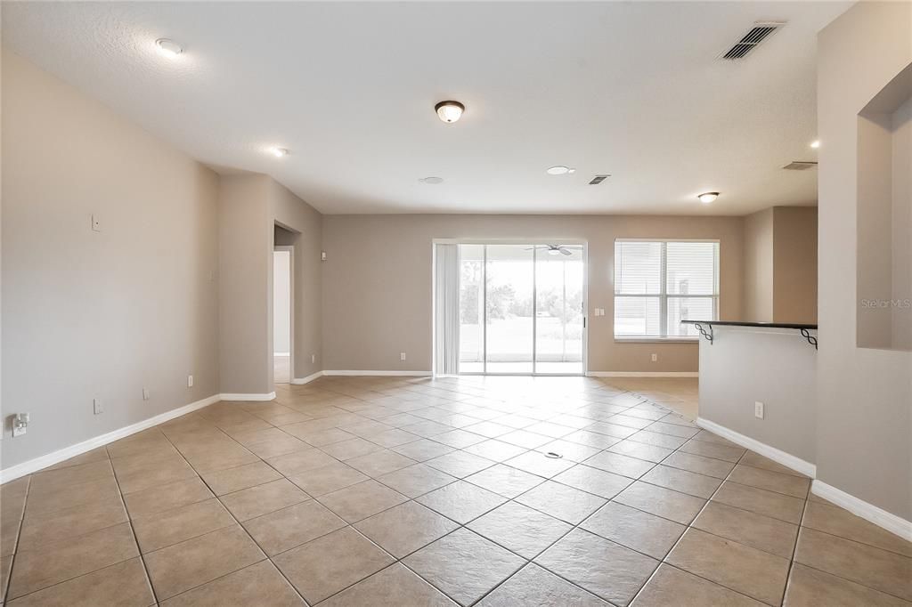 Activo con contrato: $474,000 (4 camas, 3 baños, 2574 Pies cuadrados)