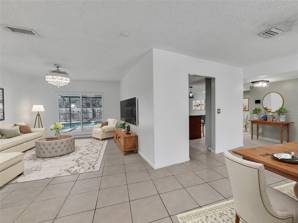 合同活跃: $395,000 (4 贝兹, 2 浴室, 2018 平方英尺)