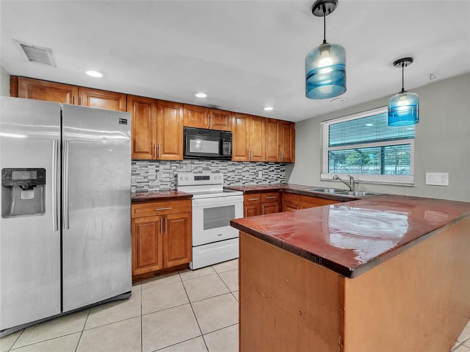 合同活跃: $395,000 (4 贝兹, 2 浴室, 2018 平方英尺)