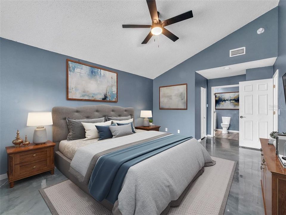 合同活跃: $395,000 (4 贝兹, 2 浴室, 2018 平方英尺)