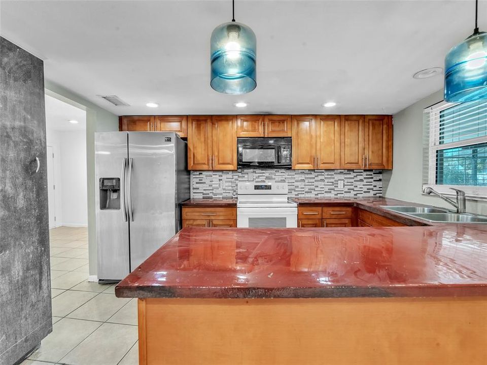 合同活跃: $395,000 (4 贝兹, 2 浴室, 2018 平方英尺)