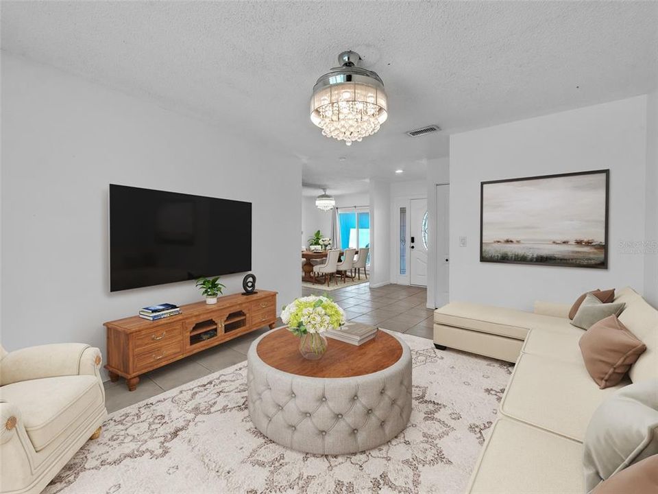 合同活跃: $395,000 (4 贝兹, 2 浴室, 2018 平方英尺)