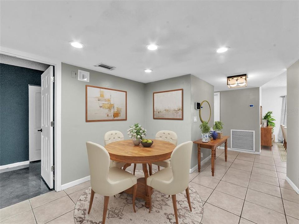 合同活跃: $395,000 (4 贝兹, 2 浴室, 2018 平方英尺)