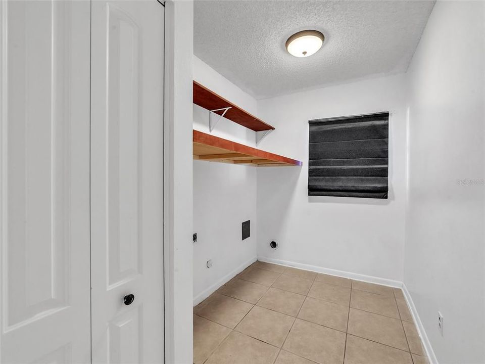 合同活跃: $395,000 (4 贝兹, 2 浴室, 2018 平方英尺)