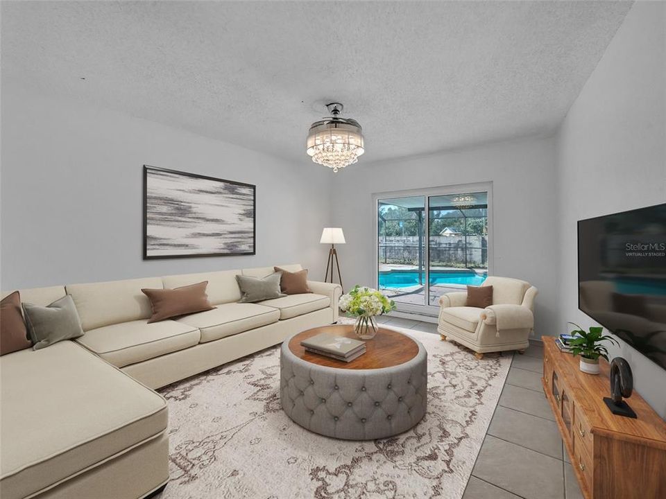 合同活跃: $395,000 (4 贝兹, 2 浴室, 2018 平方英尺)