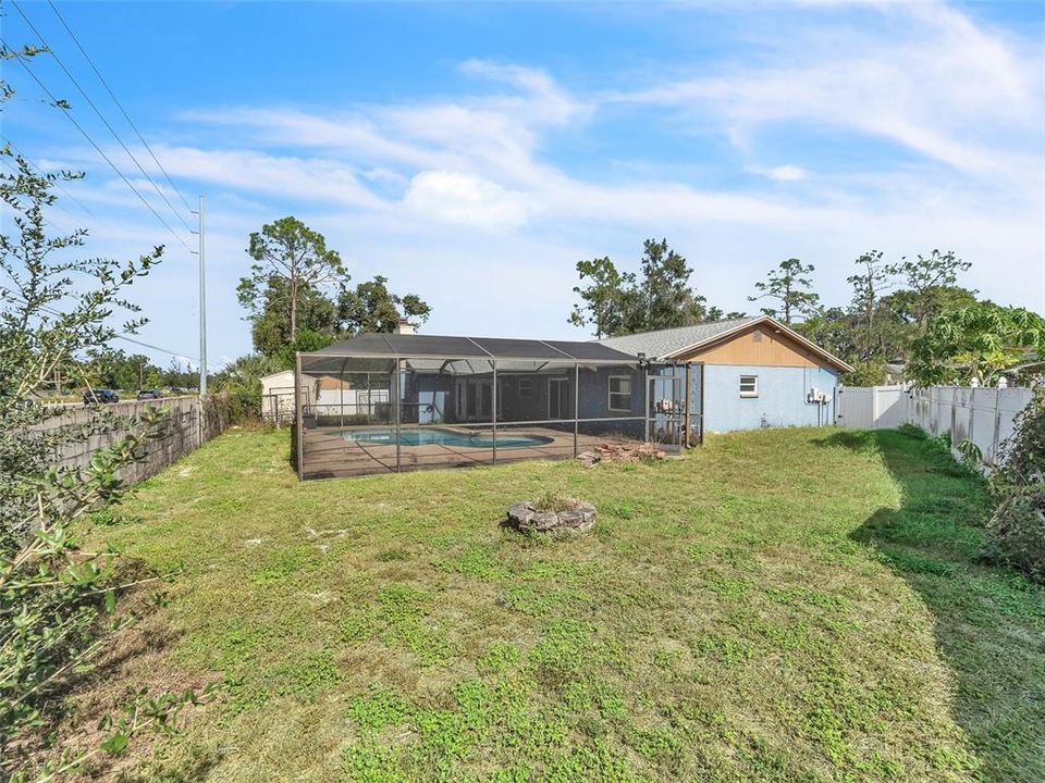 合同活跃: $395,000 (4 贝兹, 2 浴室, 2018 平方英尺)