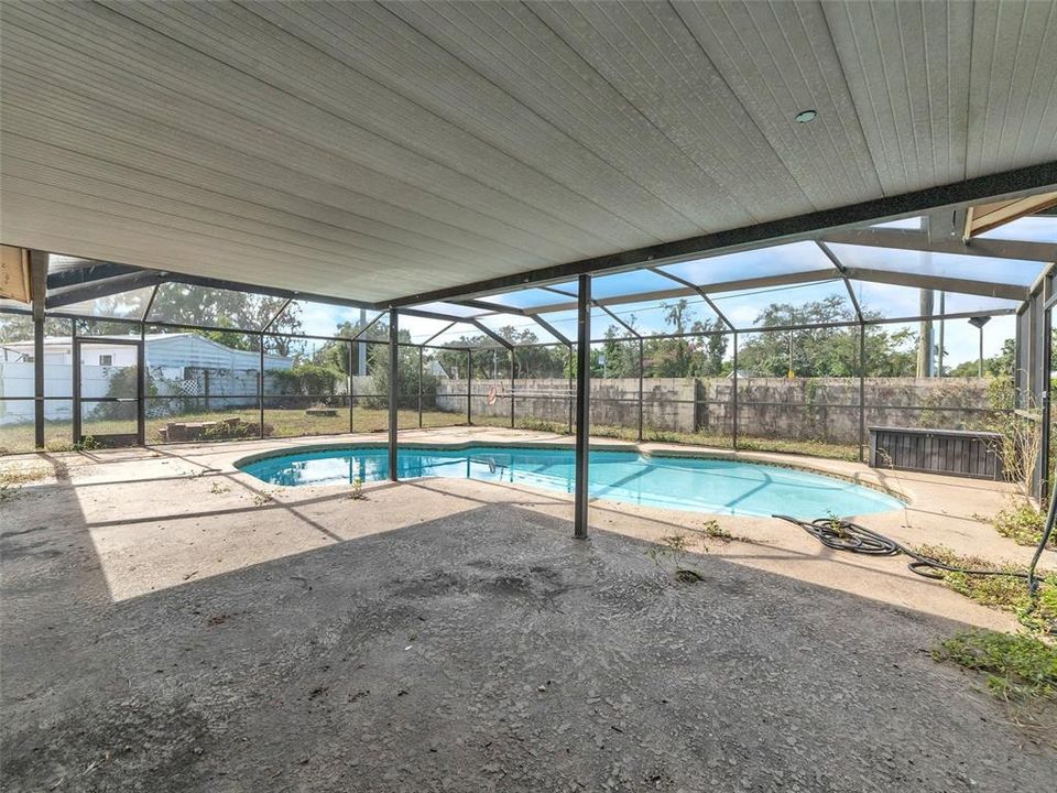 合同活跃: $395,000 (4 贝兹, 2 浴室, 2018 平方英尺)