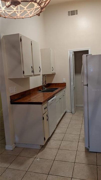 合同活跃: $130,000 (2 贝兹, 1 浴室, 785 平方英尺)