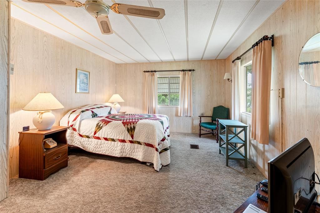 合同活跃: $134,900 (2 贝兹, 2 浴室, 1056 平方英尺)