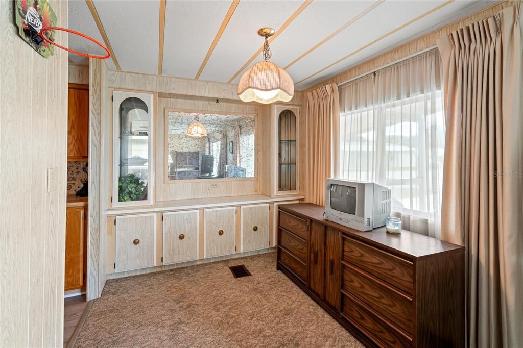 合同活跃: $134,900 (2 贝兹, 2 浴室, 1056 平方英尺)