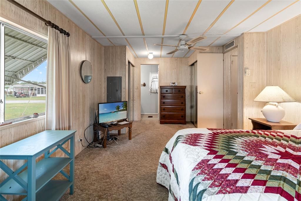 合同活跃: $134,900 (2 贝兹, 2 浴室, 1056 平方英尺)