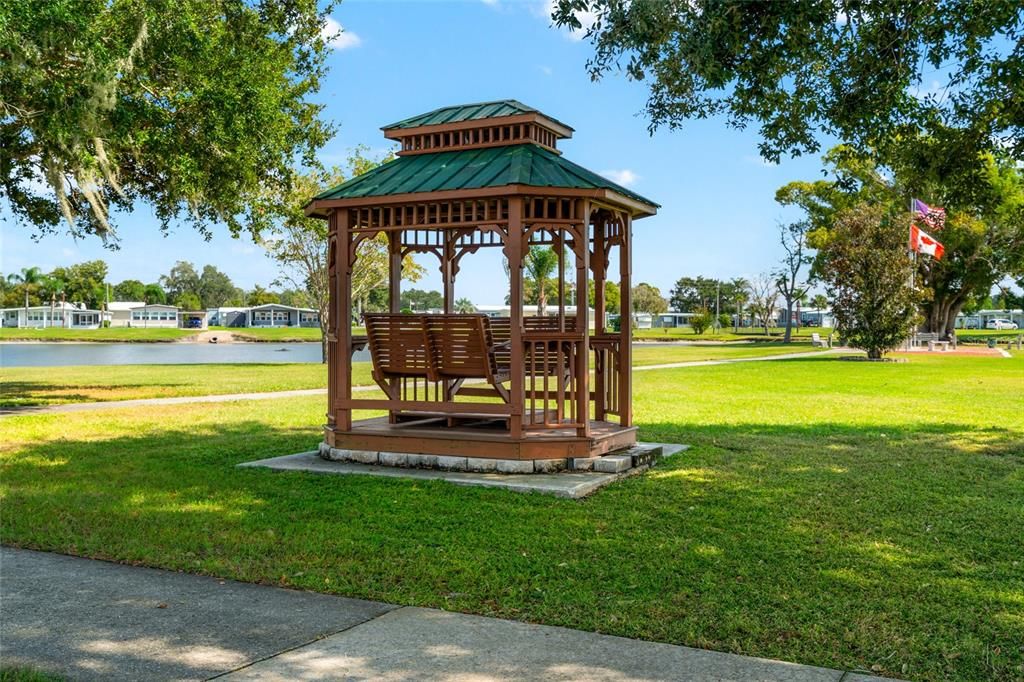 合同活跃: $134,900 (2 贝兹, 2 浴室, 1056 平方英尺)