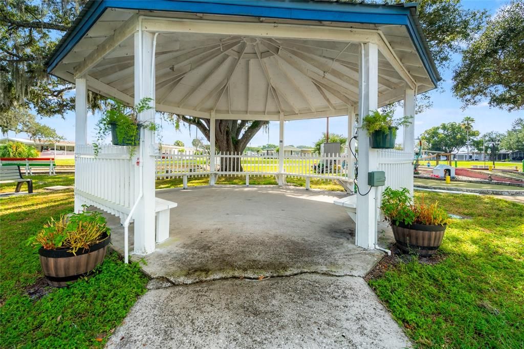 合同活跃: $134,900 (2 贝兹, 2 浴室, 1056 平方英尺)