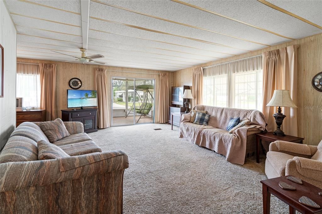 合同活跃: $134,900 (2 贝兹, 2 浴室, 1056 平方英尺)