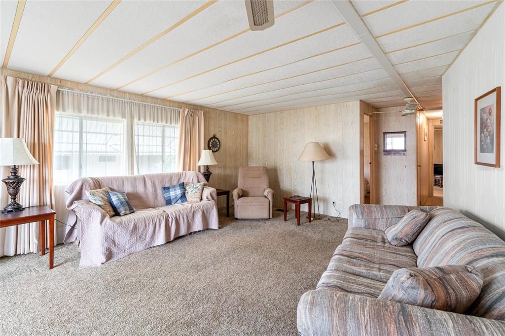 合同活跃: $134,900 (2 贝兹, 2 浴室, 1056 平方英尺)