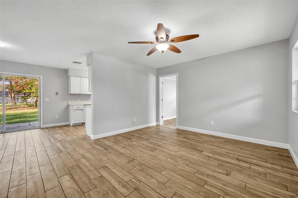 For Sale: $350,000 (4 beds, 2 baths, 1403 Square Feet)