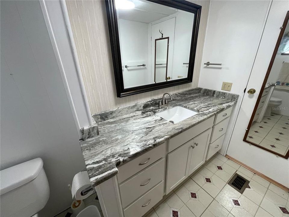 For Sale: $125,000 (2 beds, 2 baths, 880 Square Feet)