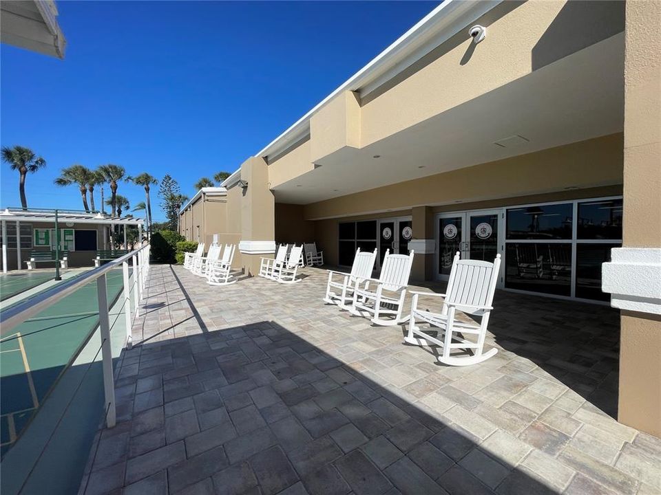 For Sale: $125,000 (2 beds, 2 baths, 880 Square Feet)