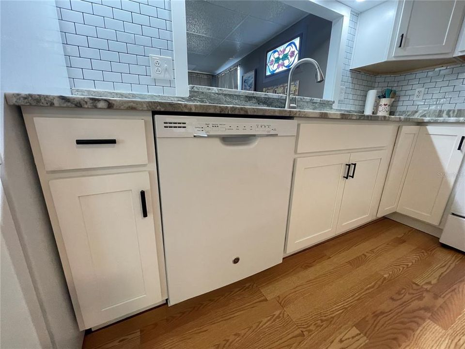 For Sale: $125,000 (2 beds, 2 baths, 880 Square Feet)