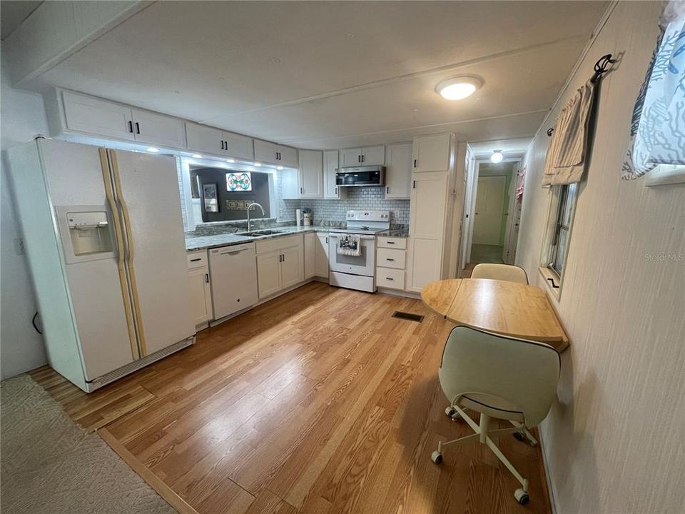 For Sale: $125,000 (2 beds, 2 baths, 880 Square Feet)