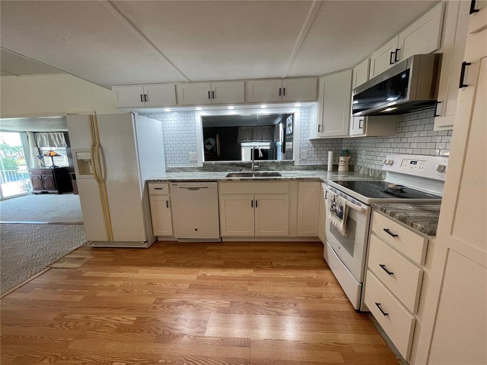 For Sale: $125,000 (2 beds, 2 baths, 880 Square Feet)