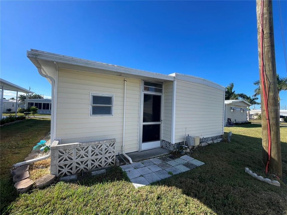 For Sale: $125,000 (2 beds, 2 baths, 880 Square Feet)