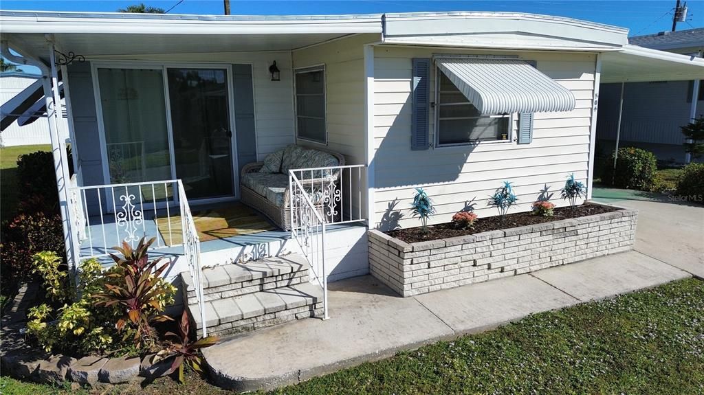 For Sale: $125,000 (2 beds, 2 baths, 880 Square Feet)