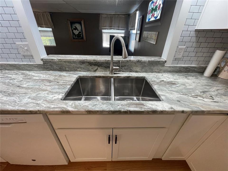 For Sale: $125,000 (2 beds, 2 baths, 880 Square Feet)