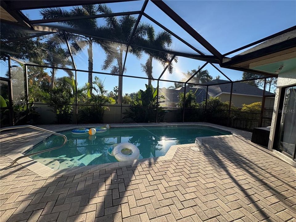 合同活跃: $499,000 (3 贝兹, 2 浴室, 1631 平方英尺)