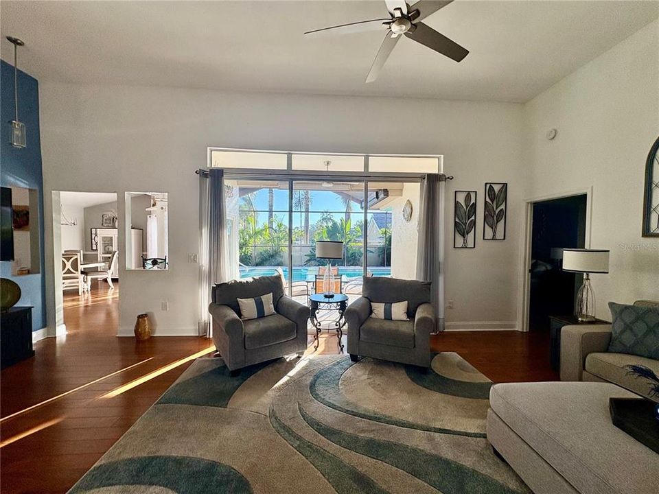 合同活跃: $499,000 (3 贝兹, 2 浴室, 1631 平方英尺)