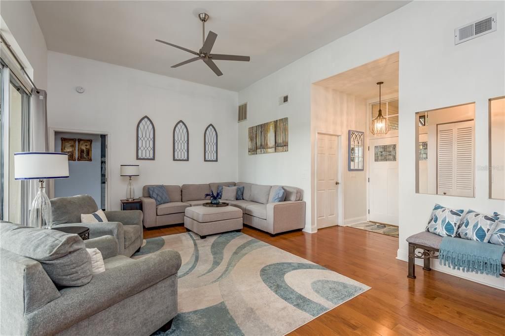 合同活跃: $499,000 (3 贝兹, 2 浴室, 1631 平方英尺)