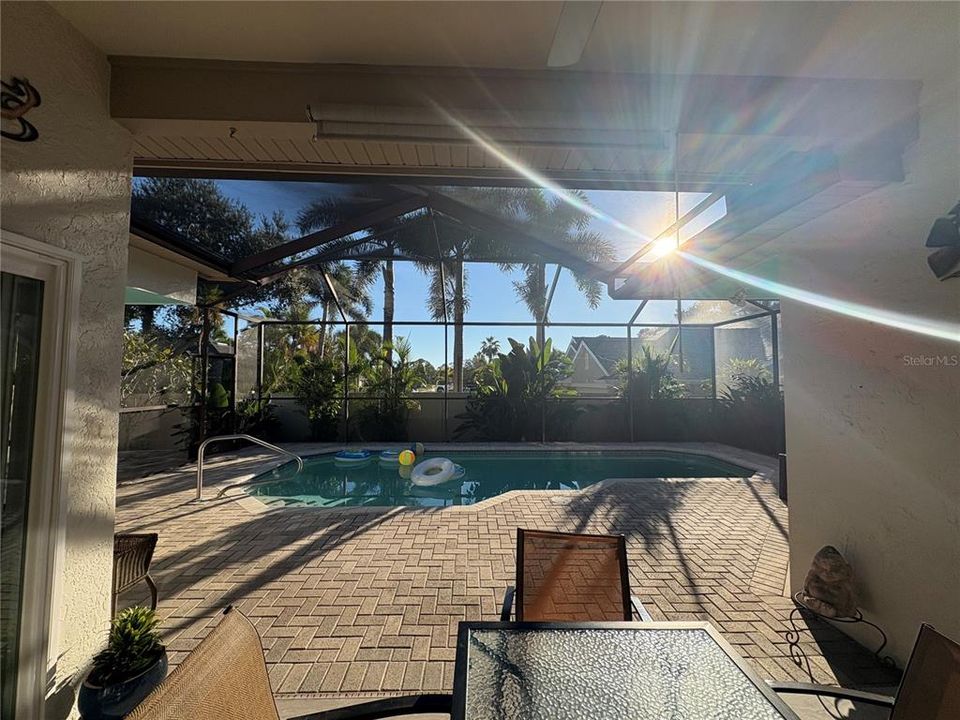 合同活跃: $499,000 (3 贝兹, 2 浴室, 1631 平方英尺)