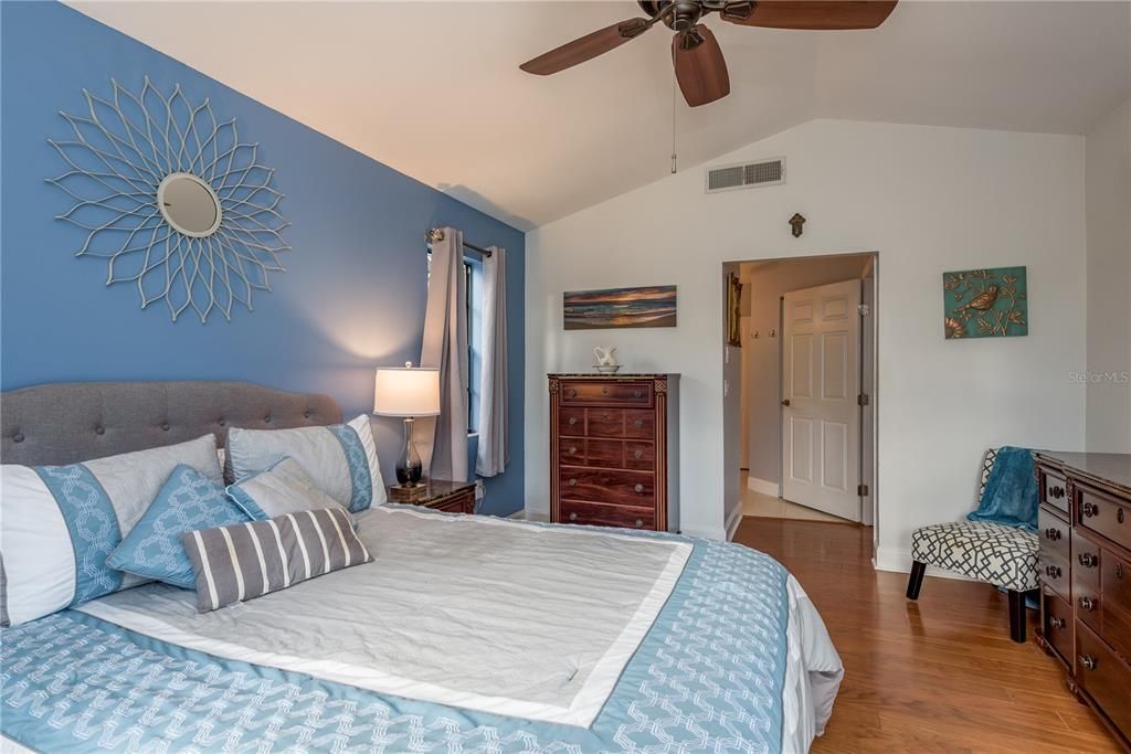 合同活跃: $499,000 (3 贝兹, 2 浴室, 1631 平方英尺)